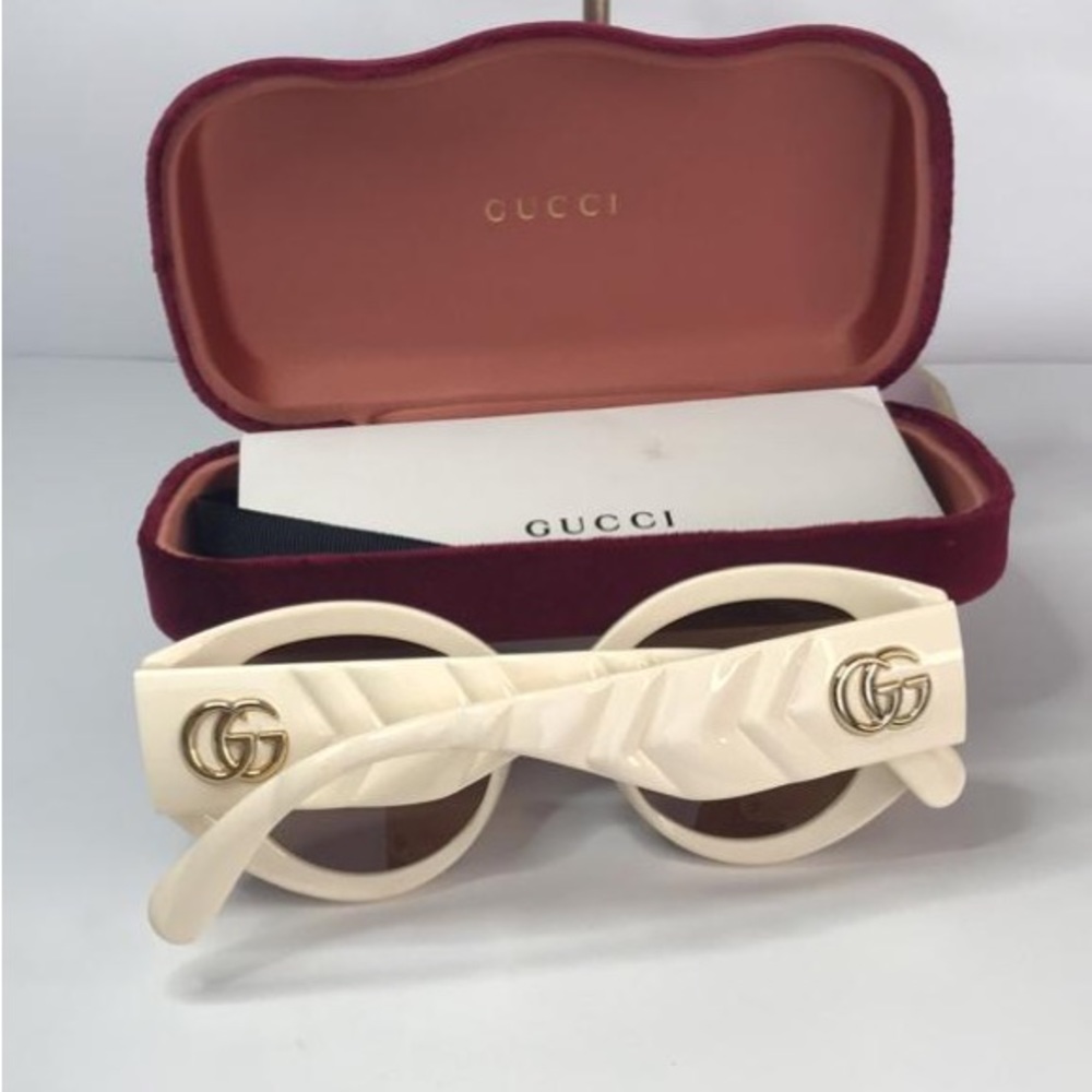 GUCCI GG0809S 002 cat eye sunglass comes in a ivory frame with brown lenses. - Picture 8 of 15